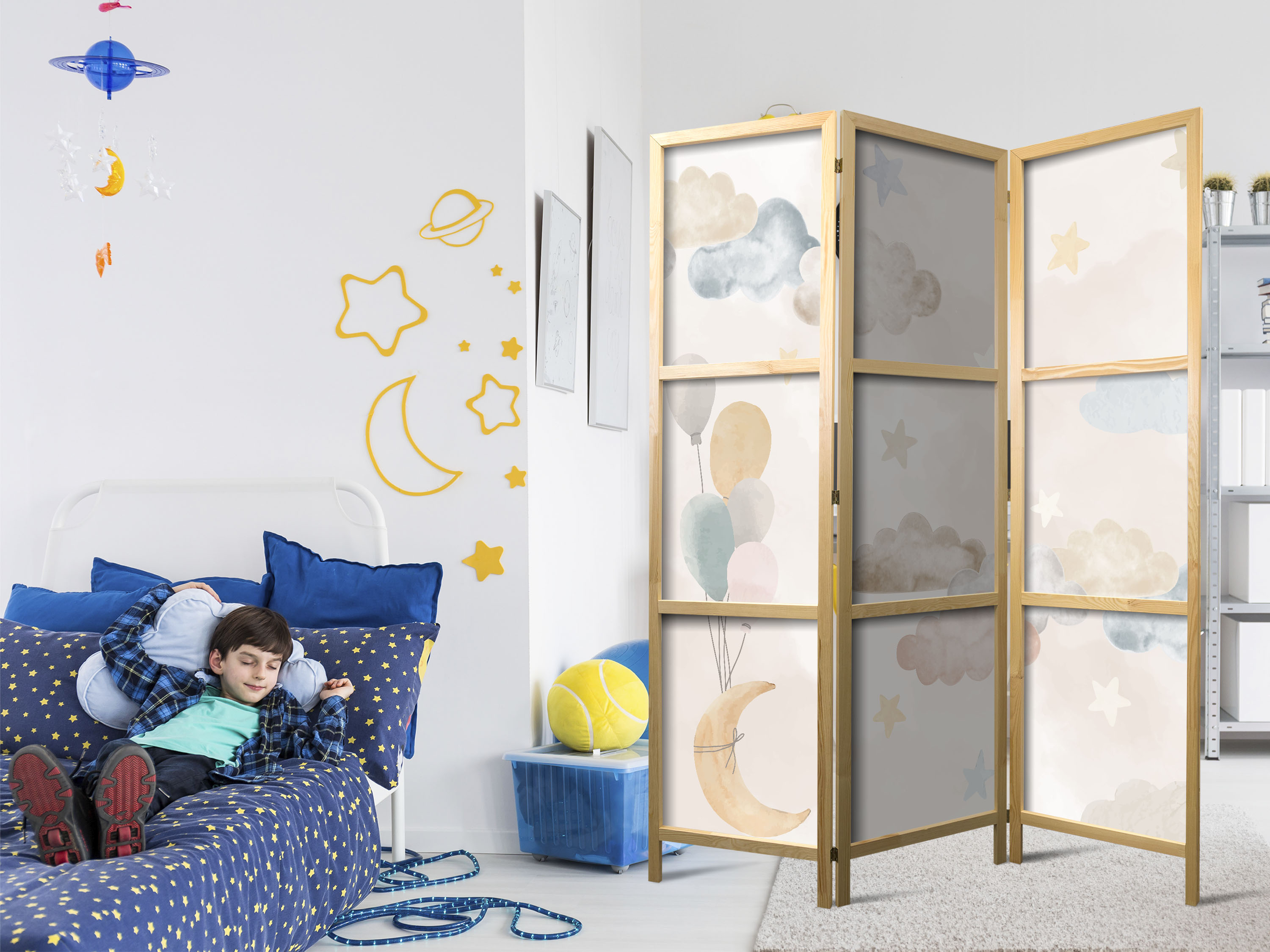 Japanischer Paravent - Fairy-Tale Moon - Moon with Balloons Among Clouds and Stars in Subdued Colors on a Light Beige Background.