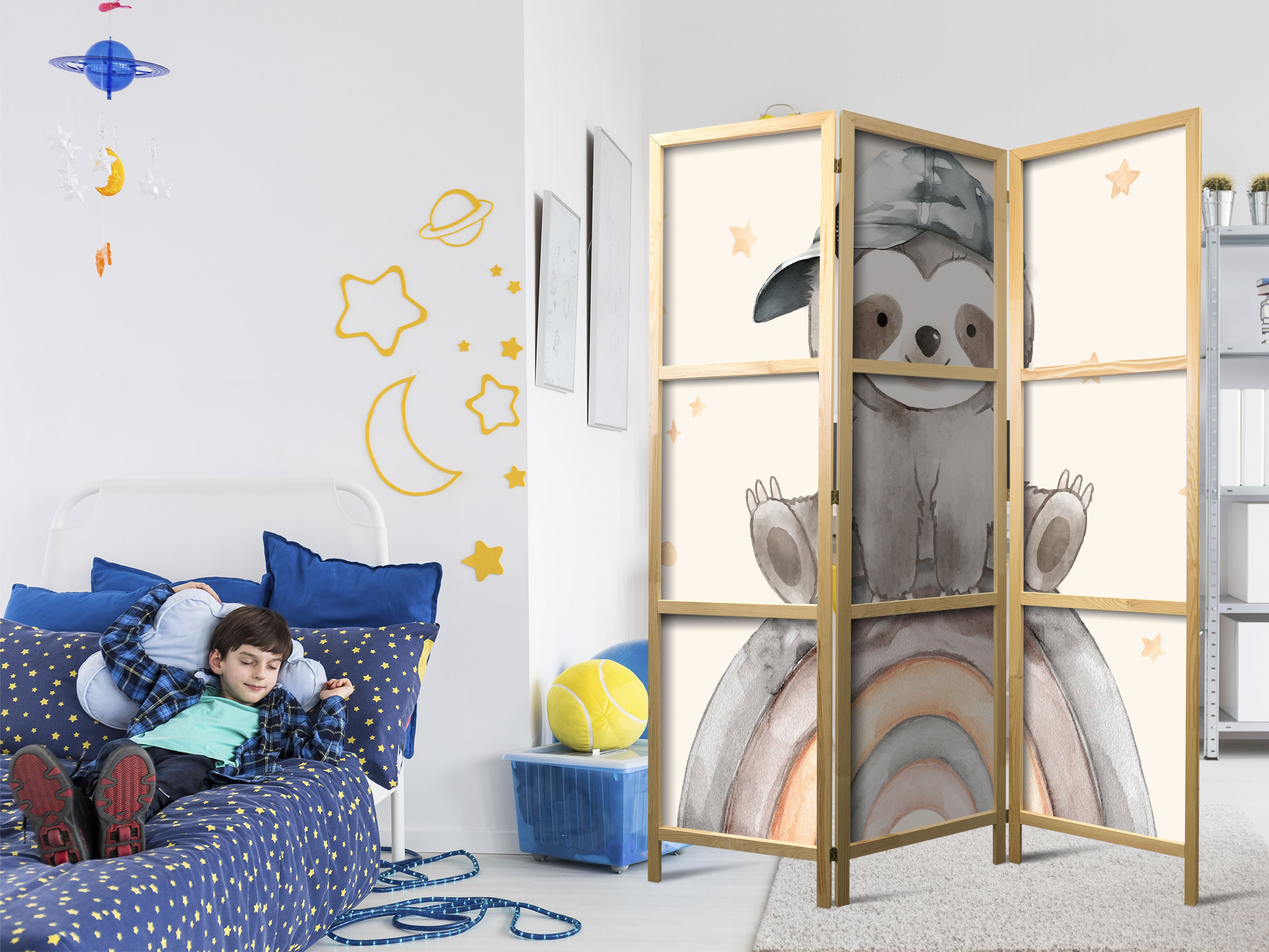 Japanischer Paravent - Happy Sloth - Sloth in muted colors - wearing a cap - sitting on a rainbow among the stars.