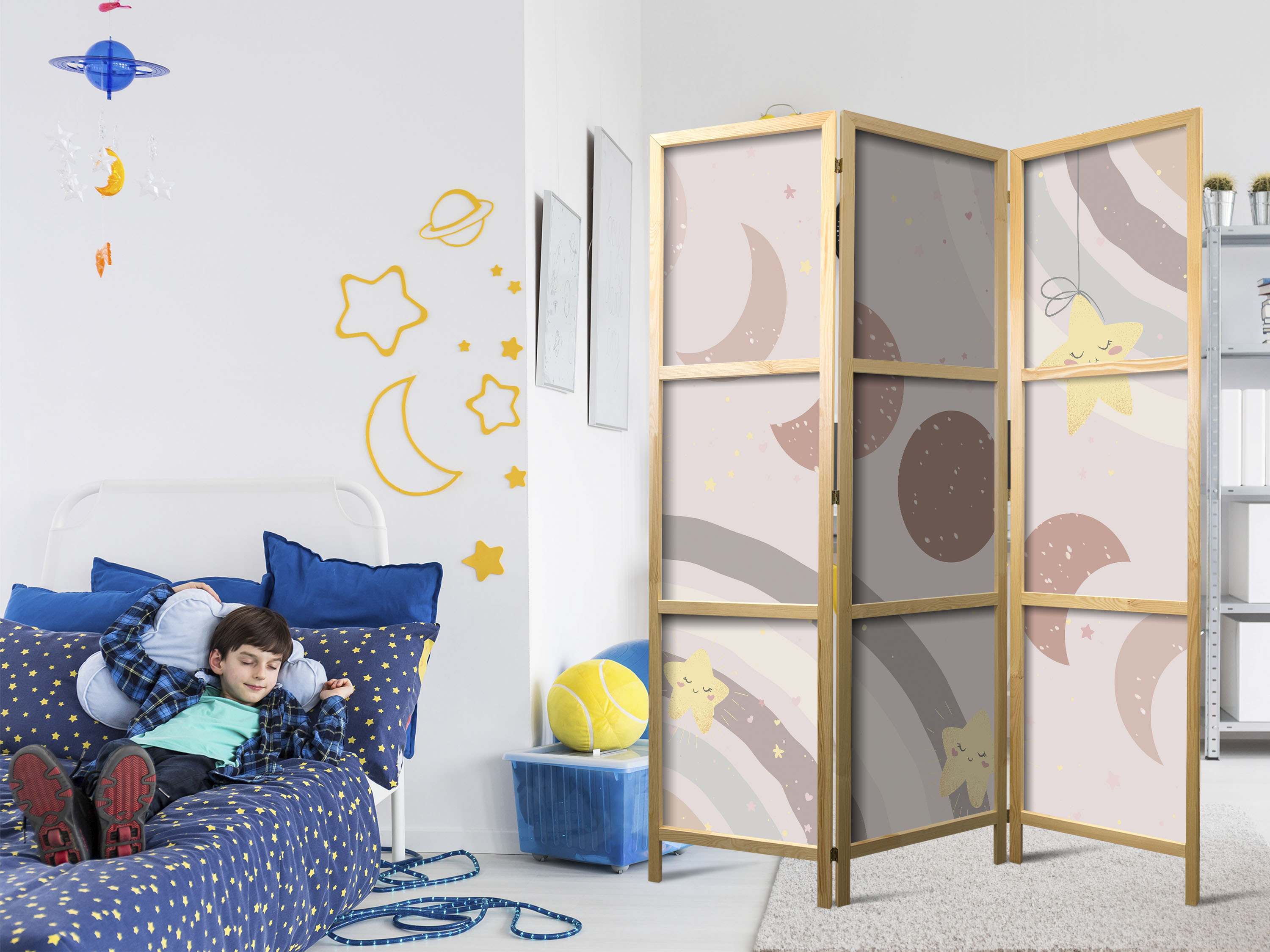Japanischer Paravent - Joyful Sky - Yellow cheerful stars with a rainbow against the moon phases - in the sky colored light beige.