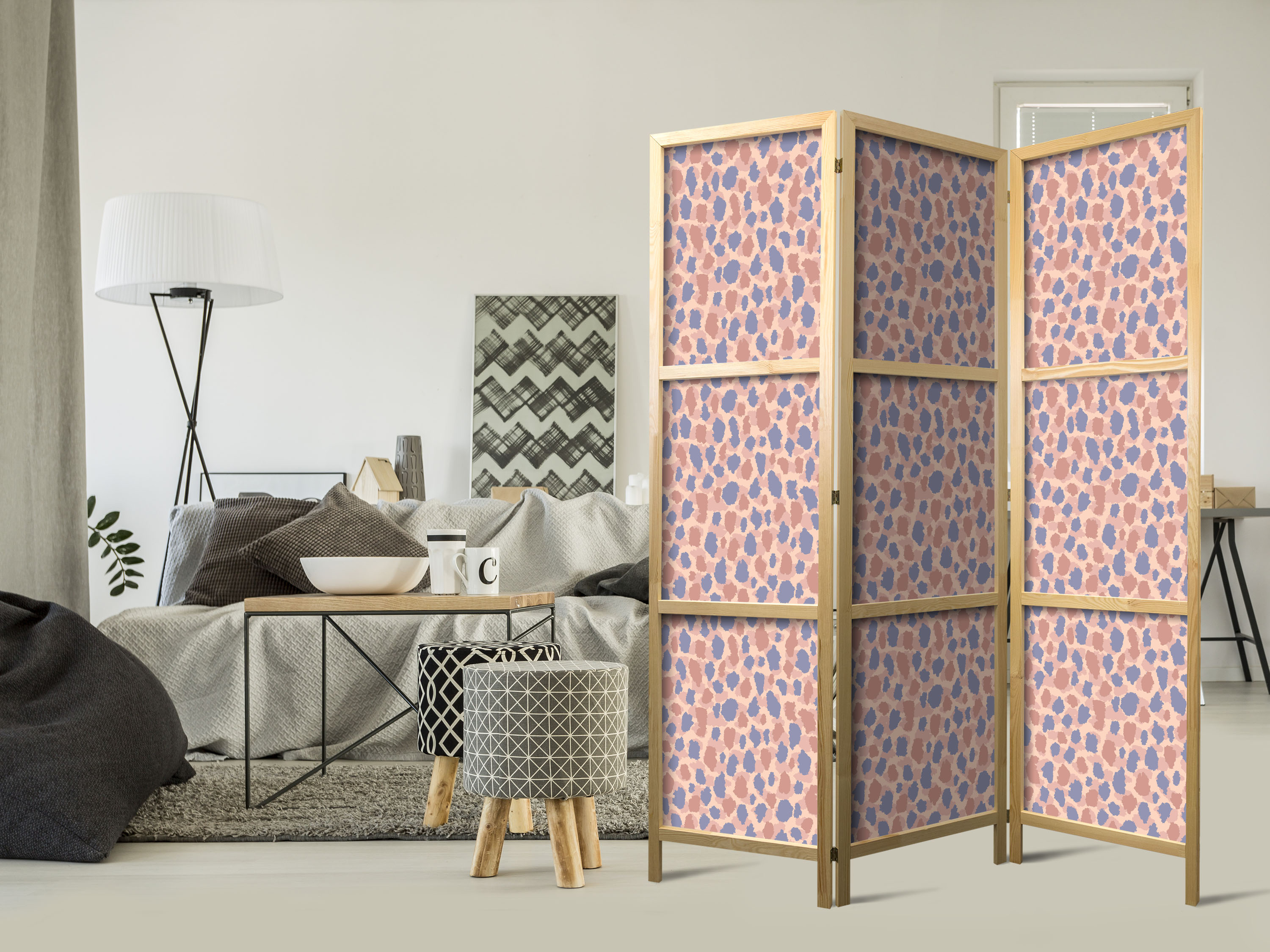 Japanischer Paravent - Giraffe Pattern - Colorful Animal Pattern in Blue-Pink Spots.