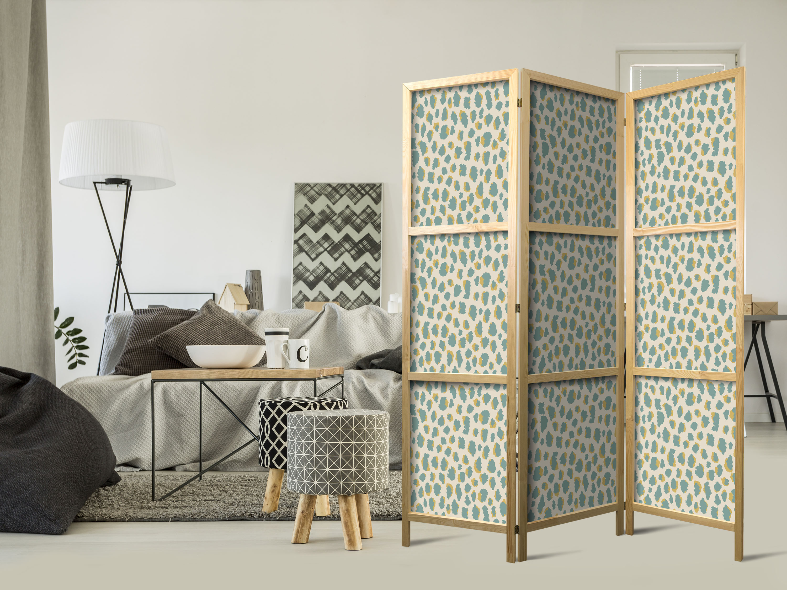 Japanischer Paravent - Giraffe Pattern - Animal Pattern in Turquoise Spots on a Light Background.