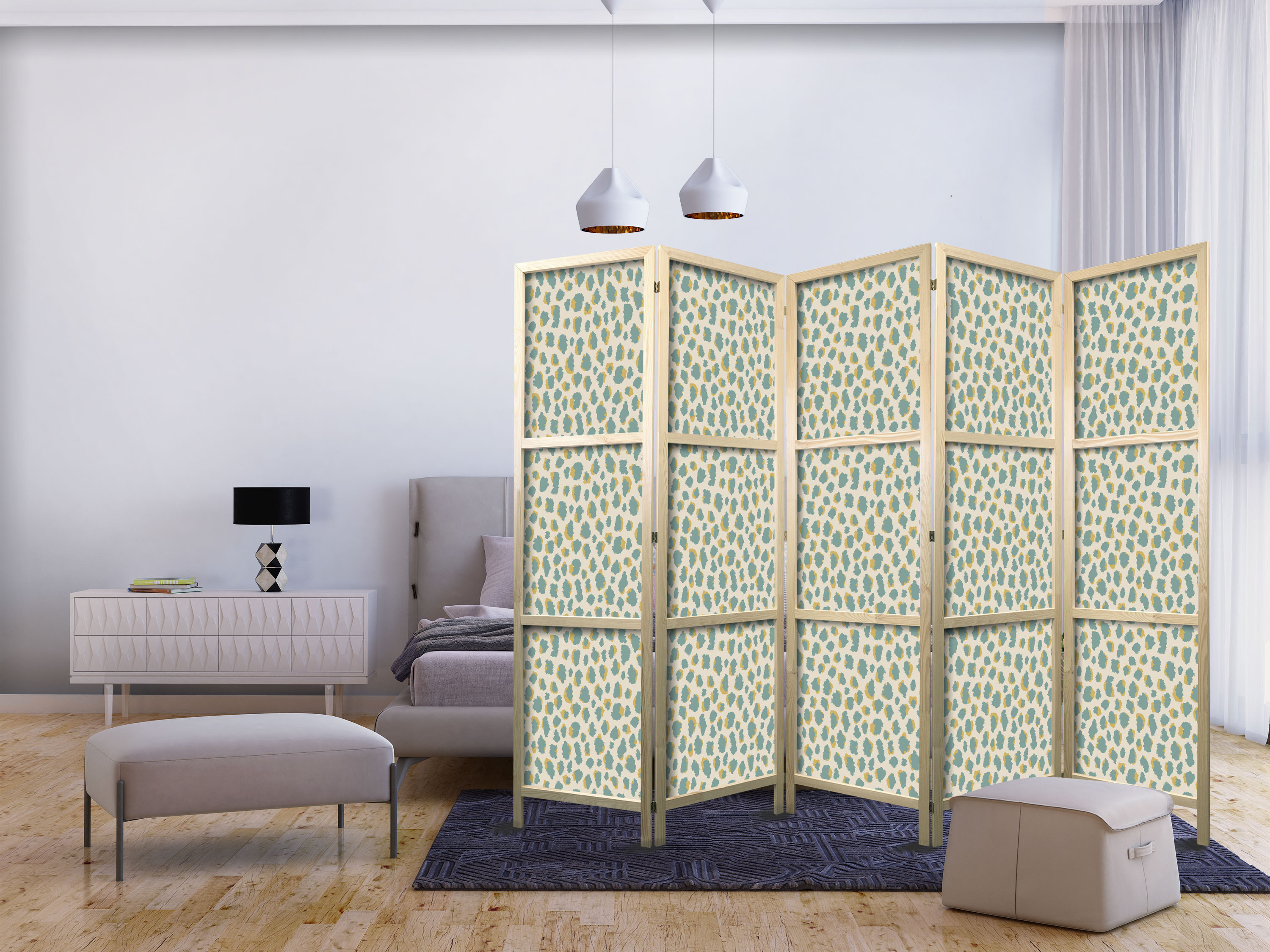 Japanischer Paravent - Giraffe Pattern - Animal Pattern in Turquoise Spots on a Light Background.